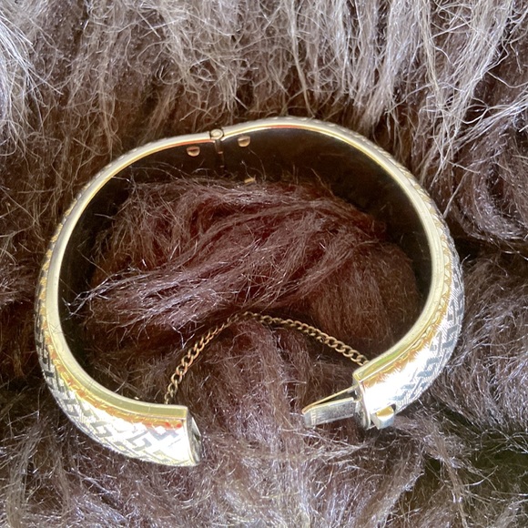 Silver tone womens vintage hinged etched bangle bracelet with safety chain. - Picture 4 of 8